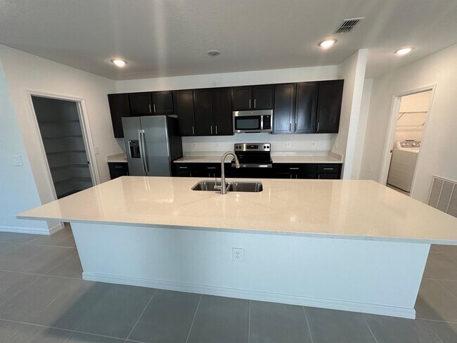 Building Photo - 255 Amber Way
