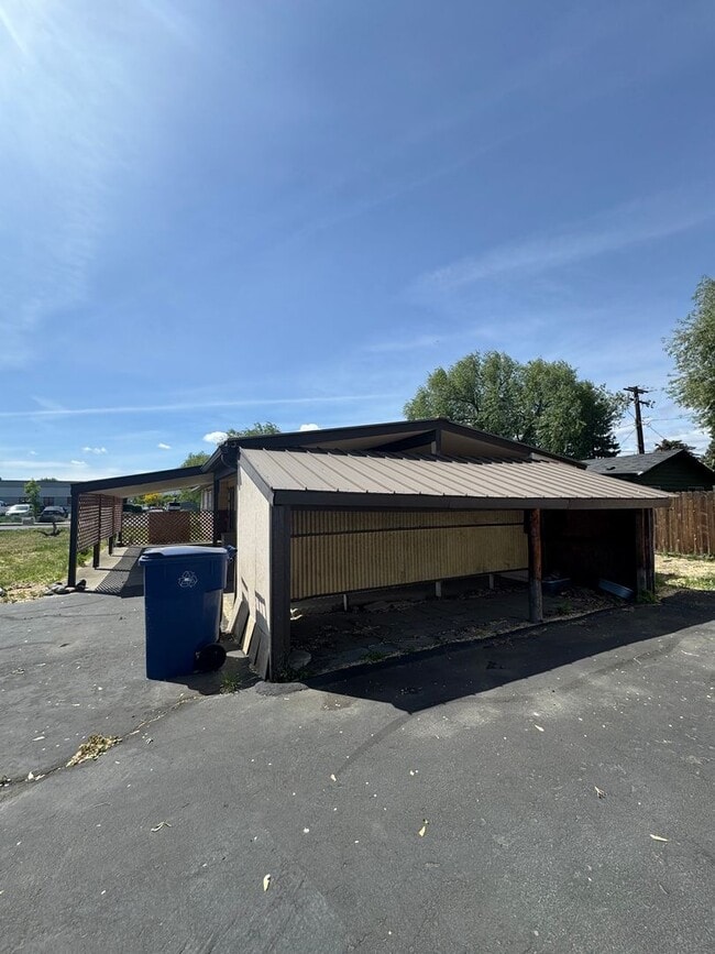 Building Photo - Spacious Home Near Hospital