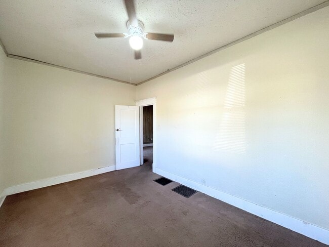 Building Photo - Large 3 Bedroom