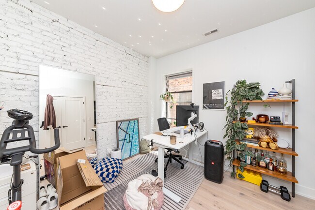 Building Photo - 1336 W Bryn Mawr Ave