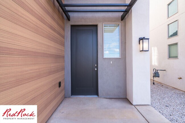 Building Photo - Spacious 4 Bedroom Home Near Hiking Trails