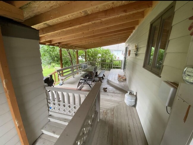 Building Photo - 404 26th Ave NE