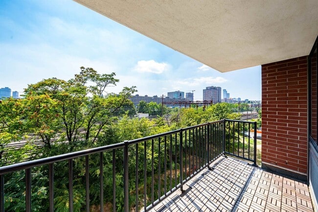 Building Photo - 700 Grove St