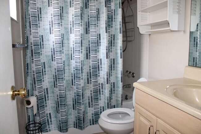 Building Photo - A charming 2-bedroom, 2-bathroom home located in the vibrant community of Spring Hill