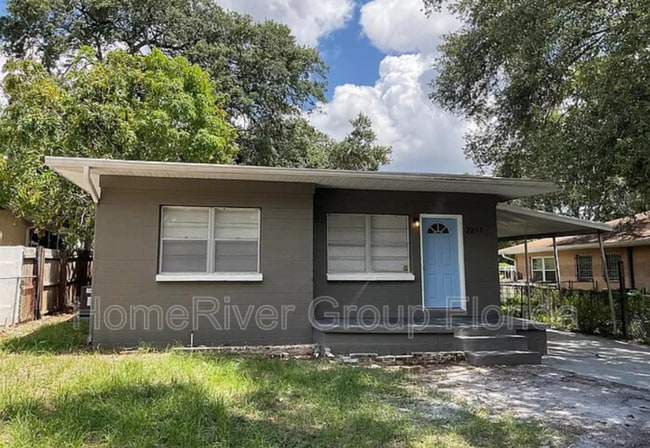 Primary Photo - 2211 W Woodlawn Ave