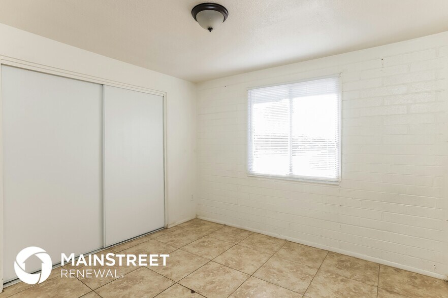 Building Photo - 7132 W Glenrosa Ave