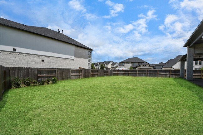 Building Photo - 10235 Forest Lake Dr