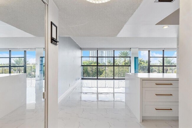 Building Photo - 600 Parkview Dr