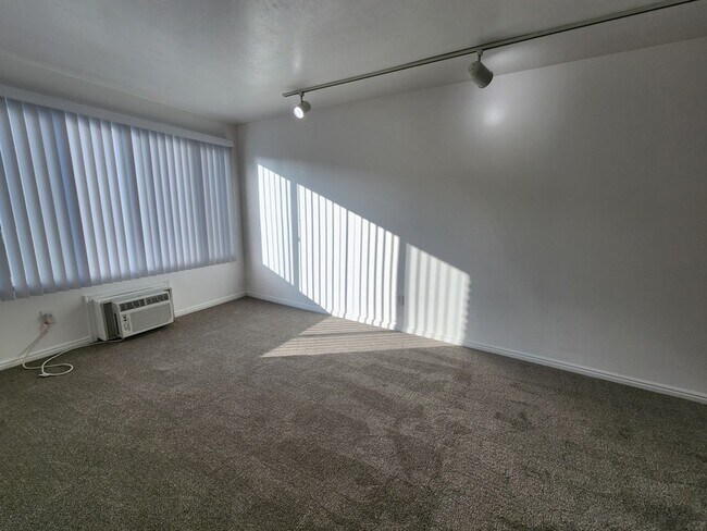 Building Photo - 717 S 600 E