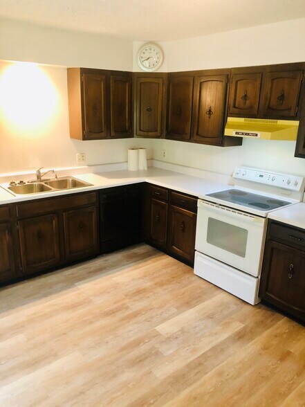 Kitchen - 2911 Interlacken Dr