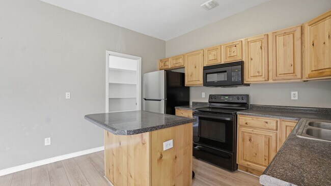 Building Photo - 4 Bedroom Townhome in Daybreak!!
