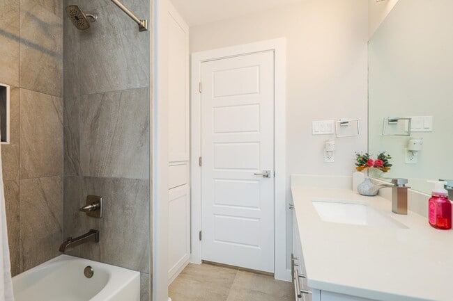 Building Photo - 1025 La Muralla St