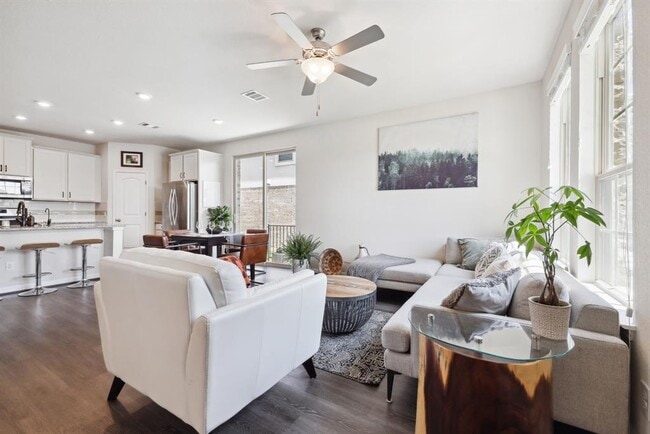 Building Photo - 2204 Land Grant Wy