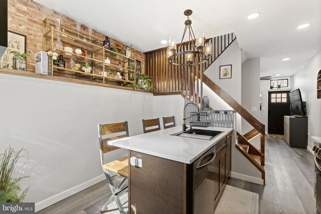 Building Photo - 526 E Thompson St