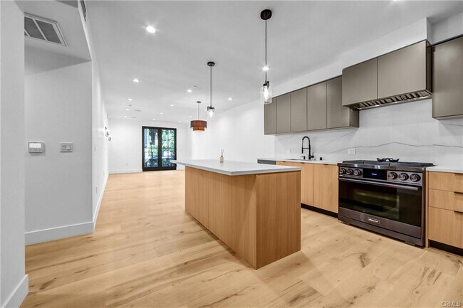 Building Photo - 10352 Riverside Dr