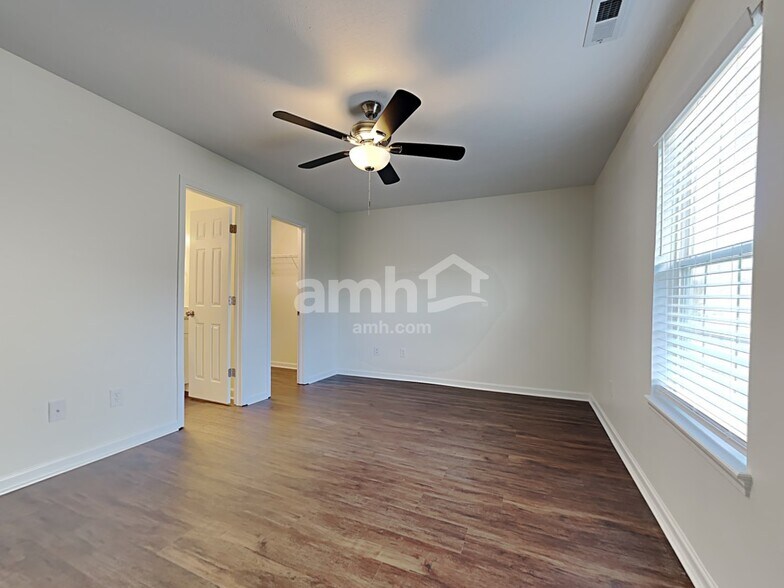 Building Photo - 15015 Silver Thorne Way