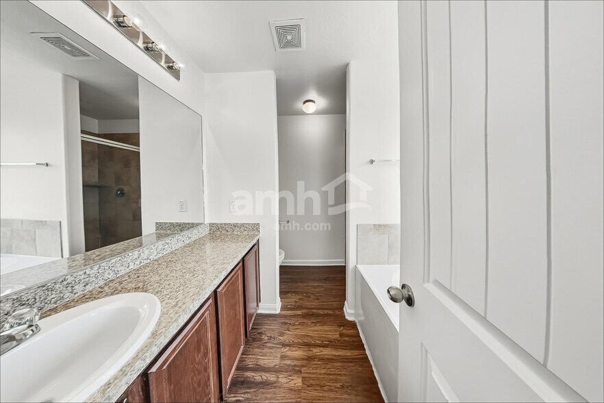 Building Photo - 22 Mira Loma Dr