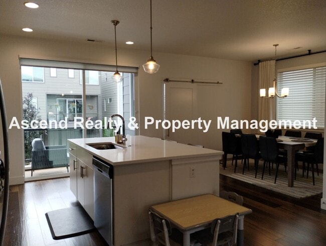 Building Photo - Like New 4 Bed Beauty Full Bed & Bath on M...