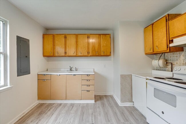 Building Photo - Updated 2-Bedroom Home Near Glenwood – $1,...