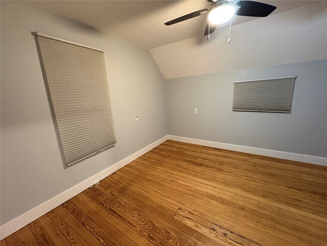 Building Photo - 115 W 6th St