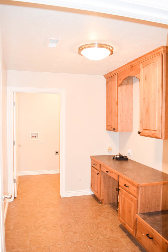 Building Photo - Idyllic Provo home w LOTS of garage space!