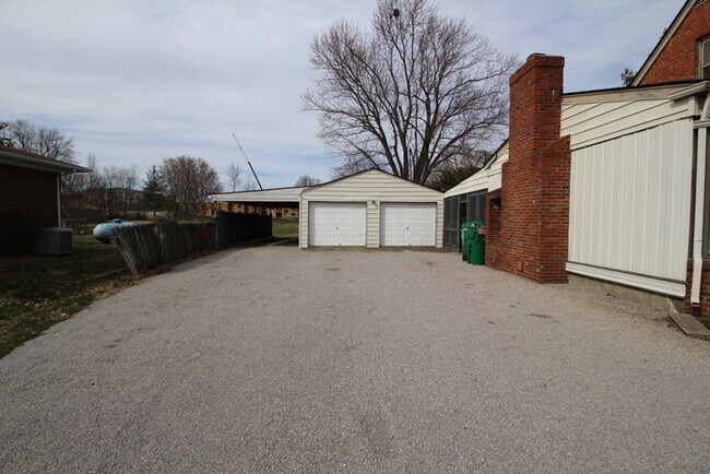 Building Photo - Three bedroom home off S Pope Lick Rd