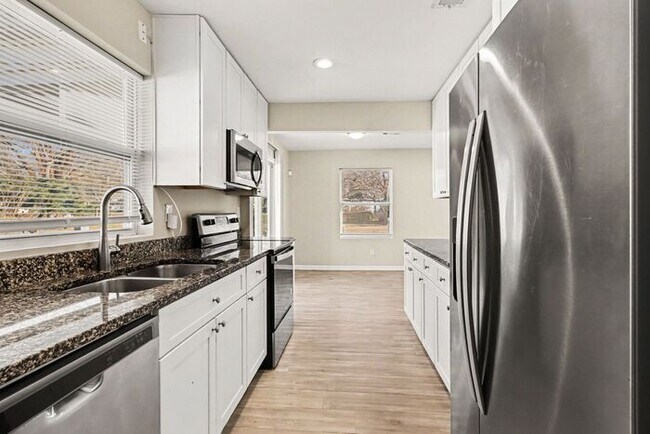 Building Photo - Newly Renovated 3BR/1BA SE Atlanta Gem!