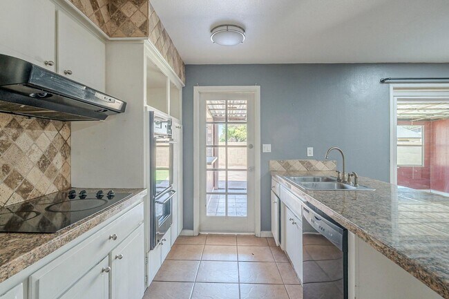 Building Photo - 3236 S Kenwood Ln