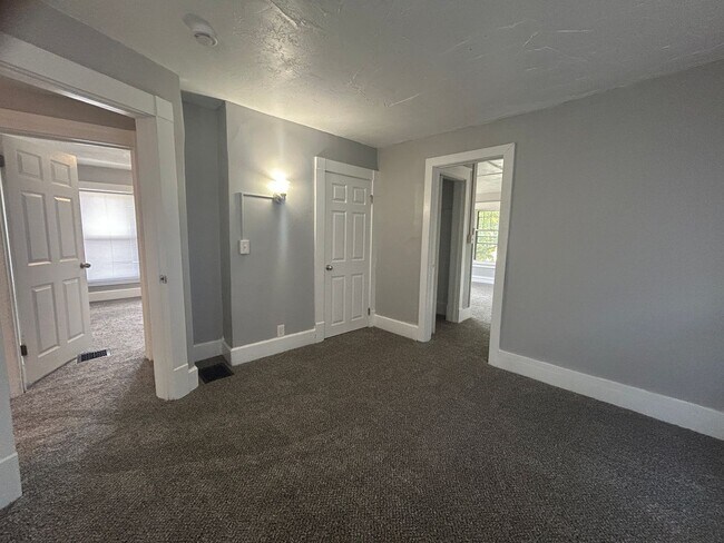 Building Photo - 3 Bedroom with a bonus room in East Davenport