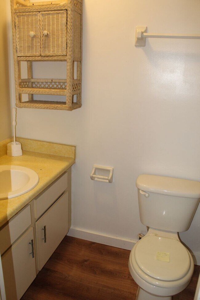 Building Photo - 2 bedroom 2 bath