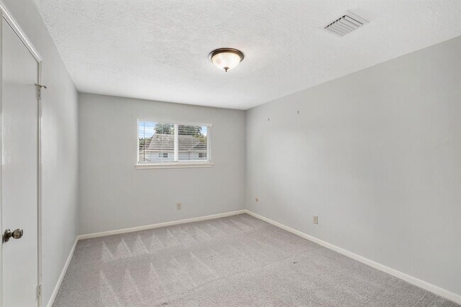 Building Photo - 907 Dominion Dr