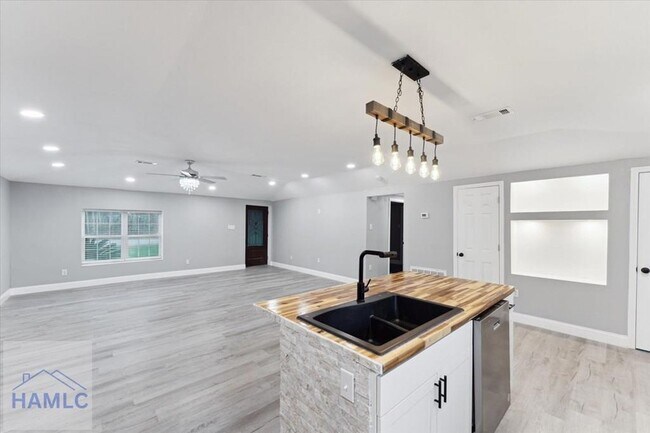 Building Photo - 8576 E B Cooper Hwy