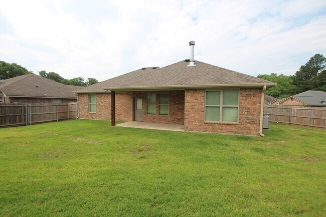 Building Photo - Beautiful 3 Bedroom 2 Bath Home in Guinn E...
