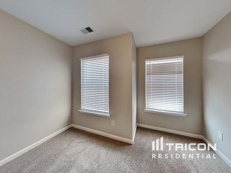 Building Photo - 102 Hill Crest Cir