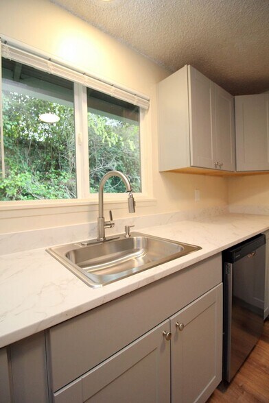 Building Photo - 5704 SW Beaverton Hillsdale Hwy