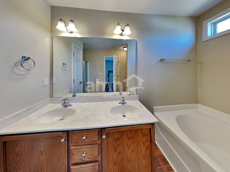 Building Photo - 1419 Infinity Ln