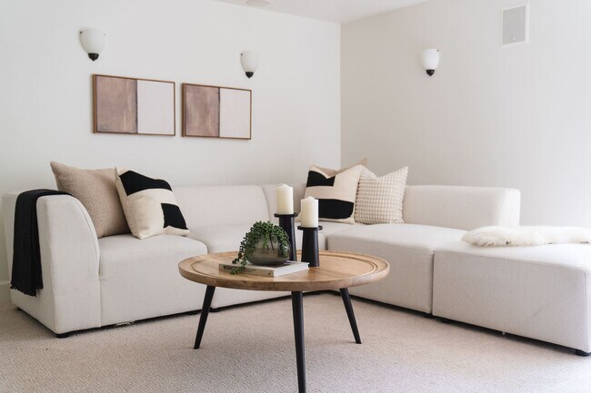 Building Photo - Amazing Nob-Hill Estate with impeccable fi...