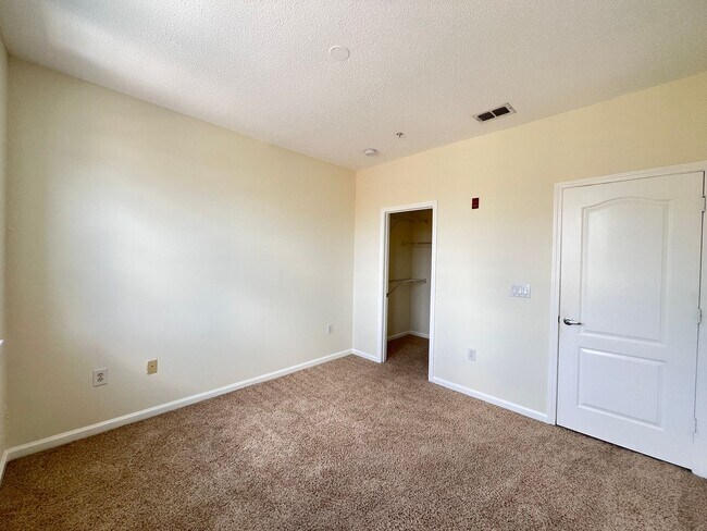 Building Photo - Perfect apartment waiting for you!
