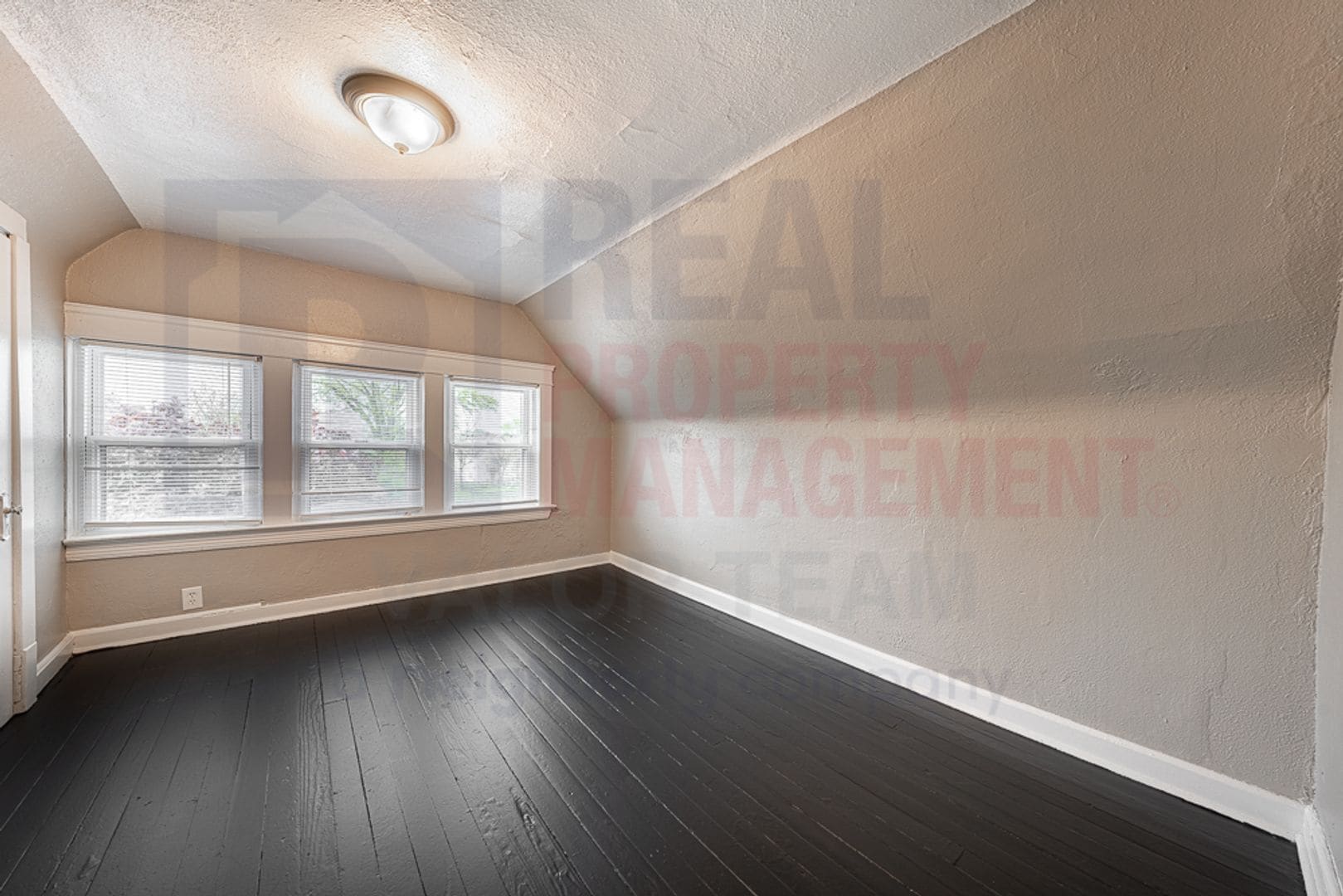 Building Photo - 11702-11704 Saywell Ave,