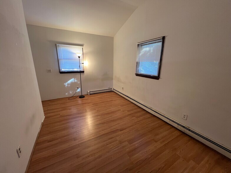 Building Photo - 17 Towne Ln