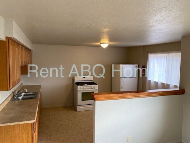 Building Photo - 1,100 sq ft 3 Bedroom, 1 Bath Family Home