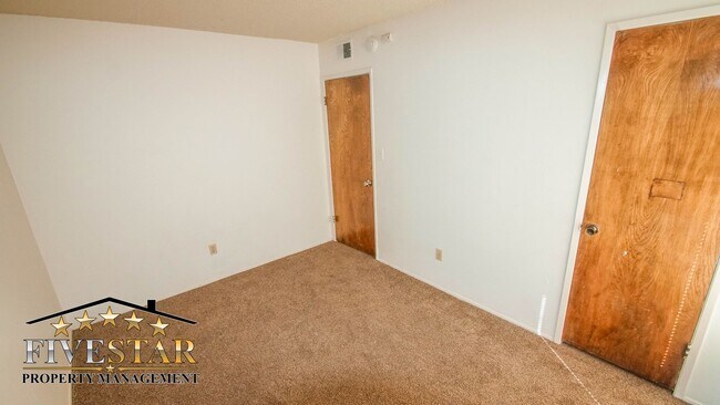 Building Photo - 201 Jardin Ct