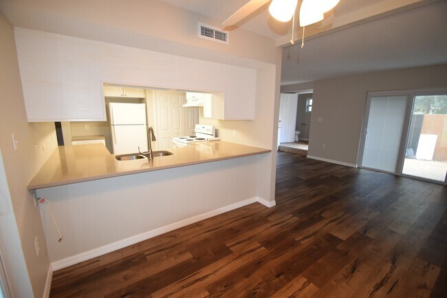 Building Photo - 3BR/1.5BA two story Townhouse