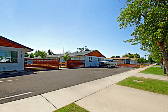 Building Photo - 221 N Elm St