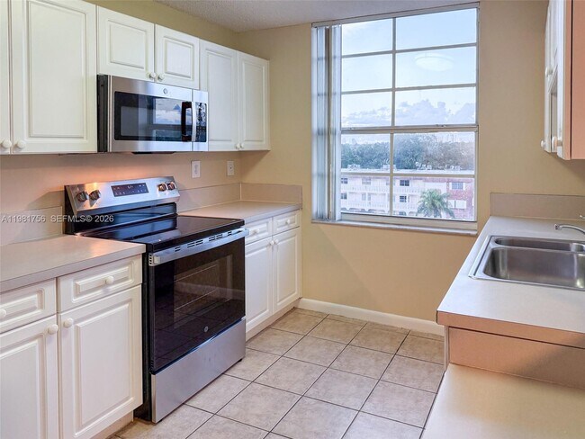 Building Photo - 520 SE 5 Ave