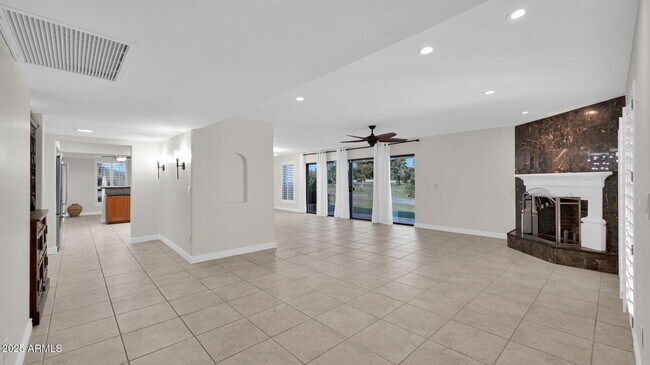 Building Photo - 7500 N Vía Camello Del Sur