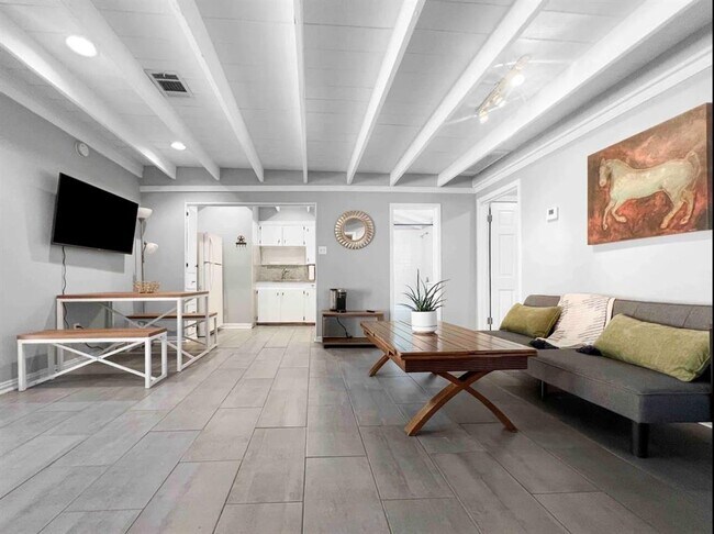 Building Photo - 211 Lessin Ln