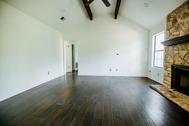Building Photo - 204 E Lakeshore Dr