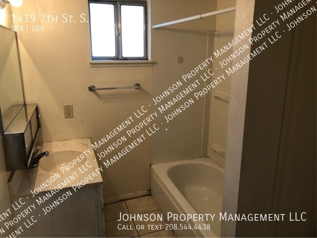 Building Photo - Downtown Nampa duplex unit with private ya...