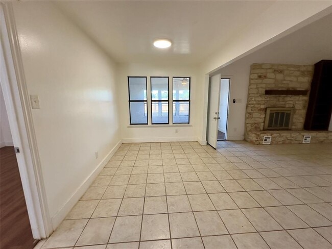 Building Photo - 2110 Meadow Brook Dr